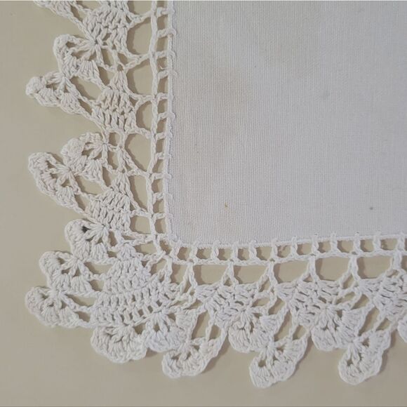 Vintage Embroidered Crochet Edged Doily Table Vanity Dresser Linen - Picture 3 of 7